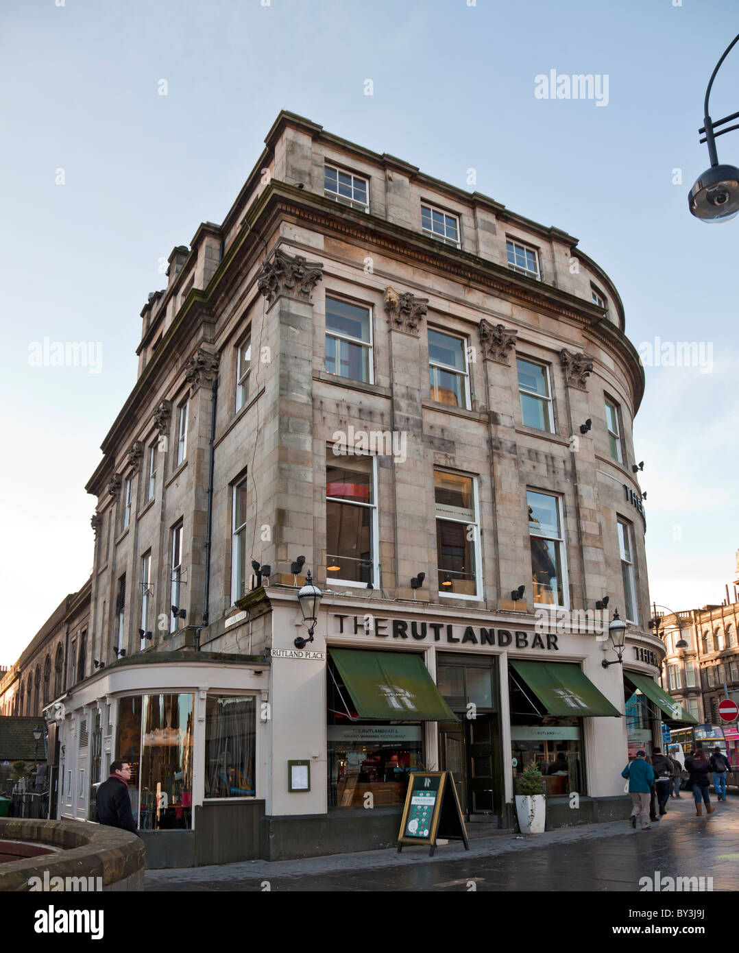 Vordere Außenseite der Rutland Bar im Erdgeschoss des Rutland Hotel im West End von Edinburgh, Schottland. Stockfoto Vordere Außenseite der Rutland Bar im Erdgeschoss des Rutland Hotel im West End von Edinburgh, Schottland. Stockfoto