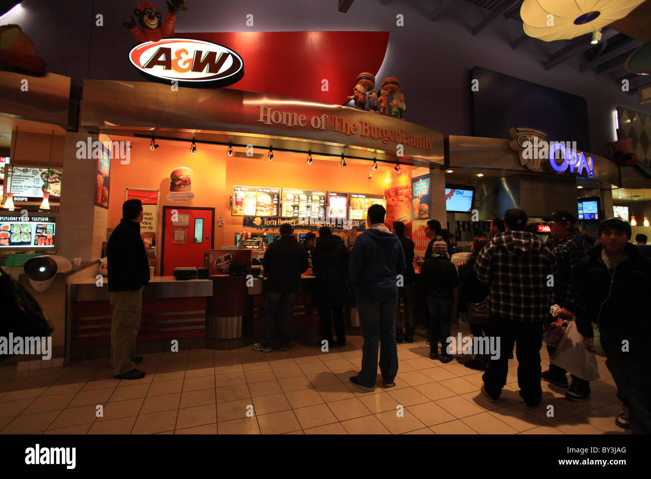 Leute im Food Court Bereich in Vaughan Mills Mall, Ontario, Kanada 2010 Stockfoto