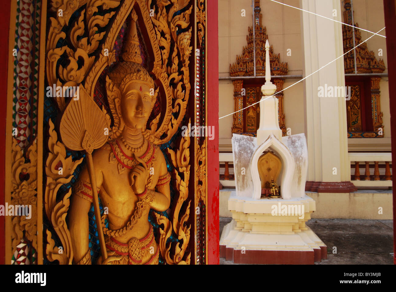 Äußere Tür betreten der Haupthalle am Wat Bang Phra Nakhon Chaisri, Nakhon Pathom, Thailand Stockfoto