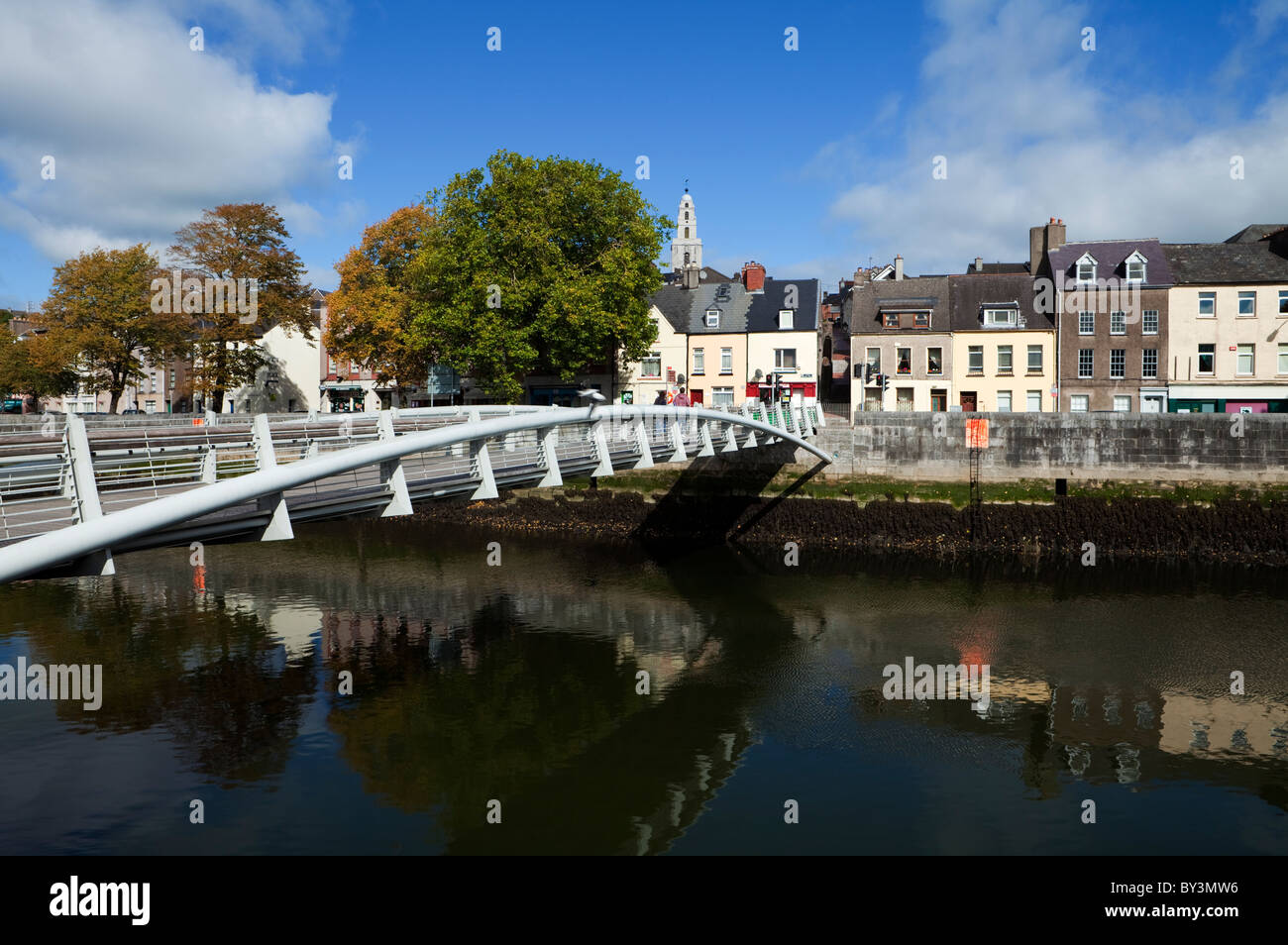 Die Millenium-Fuß-Brücke über den Fluss Lee, mit dem Shandon Turm erscheinen im Hintergrund Stadt Cork, Irland Stockfoto