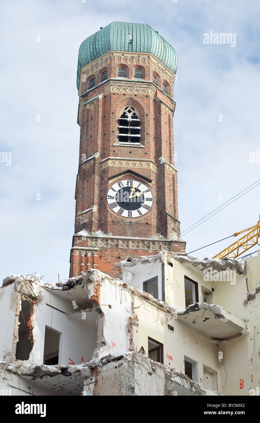 Symbole der Zerstörung und Hoffnung mit Kirche Stockfoto