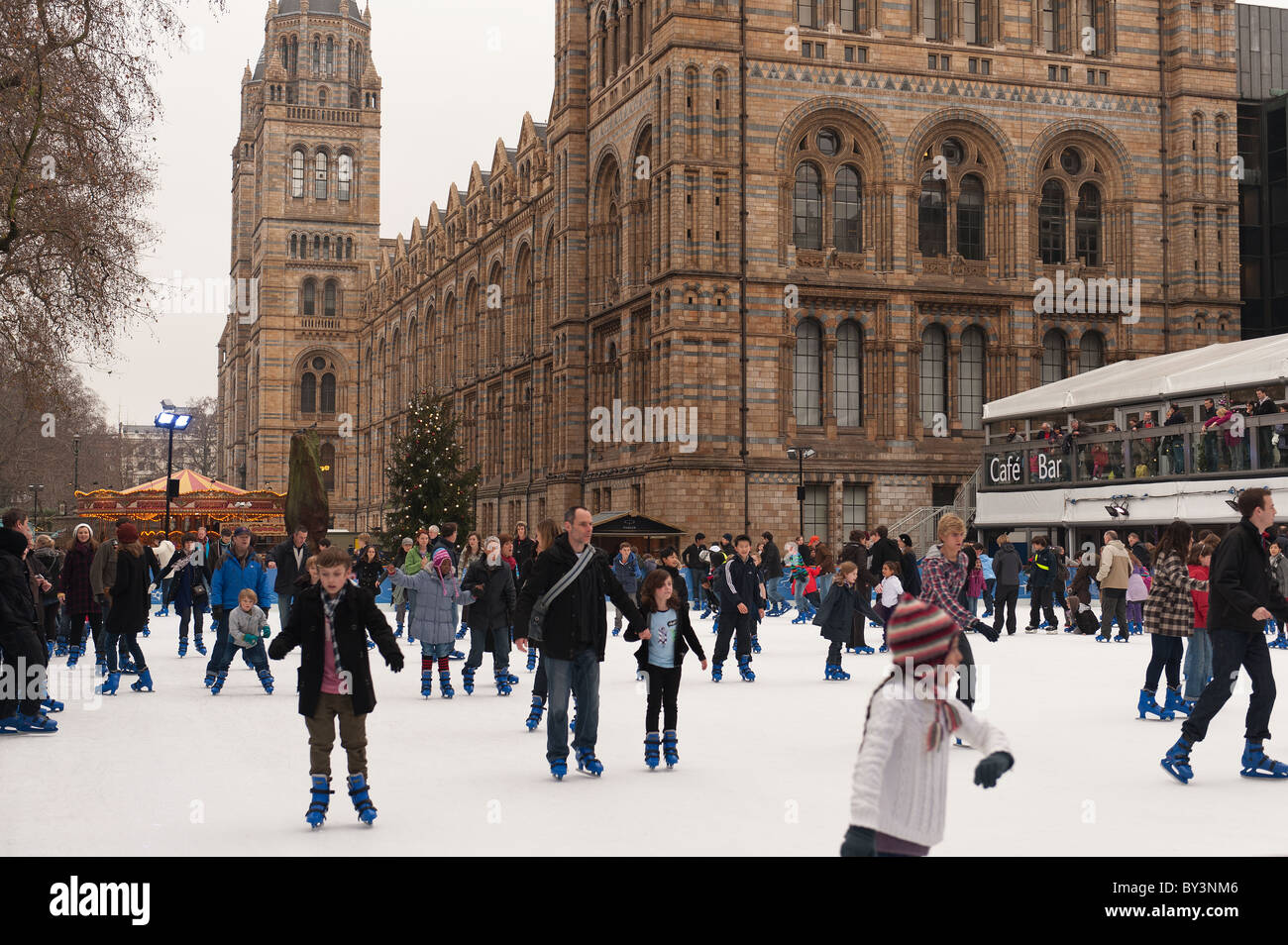 Ice Skating außen Naturkundemuseum South Kensington London Weihnachtsferien Stockfoto