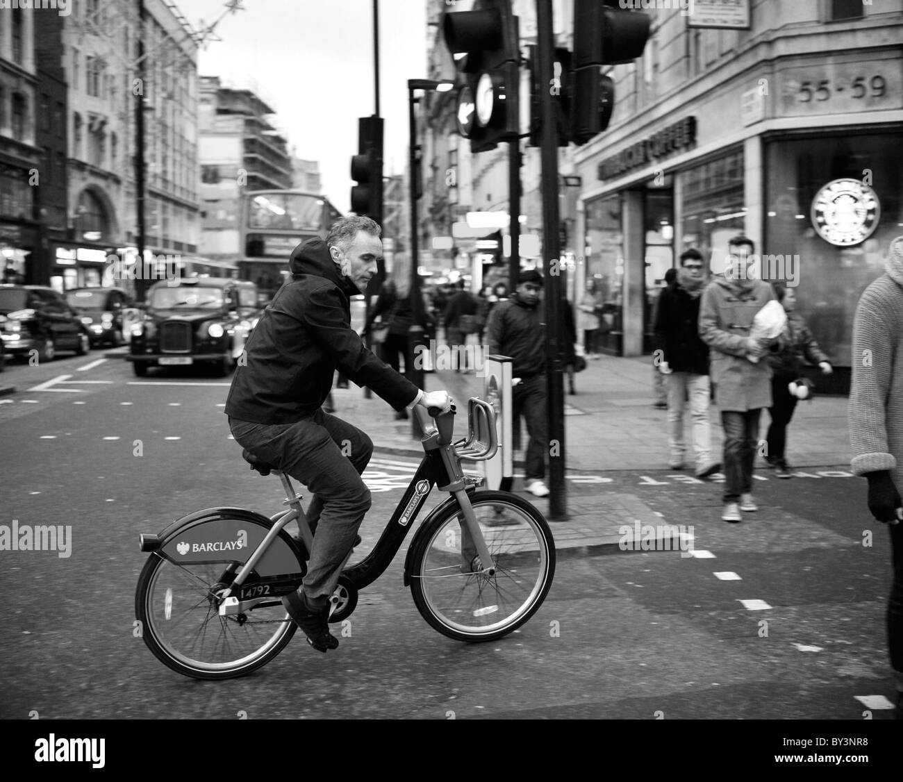 Mann Reiten mieten Zyklus (Boris Rad) in London. Stockfoto