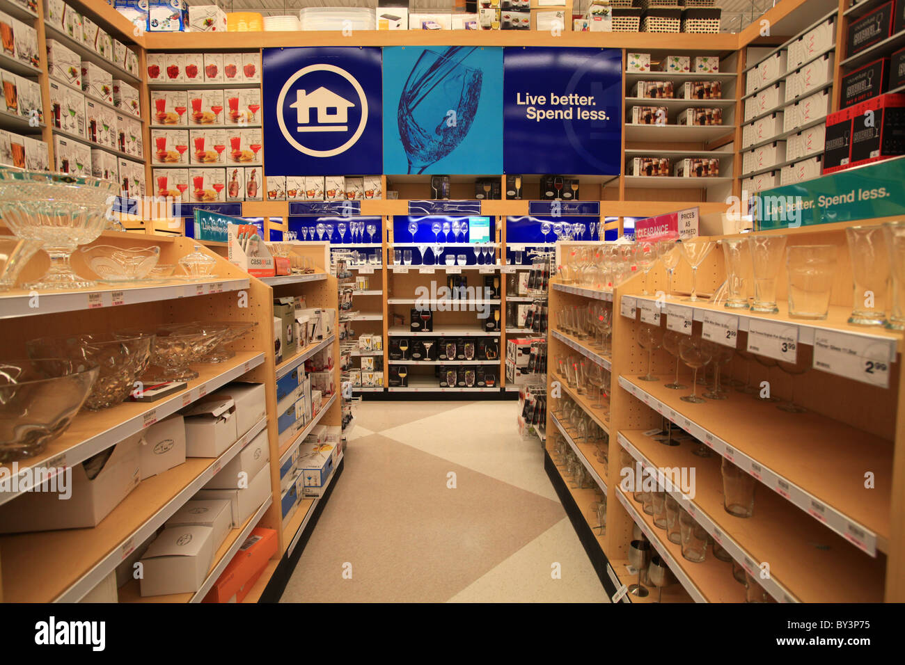 Glaswaren für den Verkauf im Hause Outfitters Outlet Store in Vaughan Mills Mall in Toronto, Kanada 2010 Stockfoto