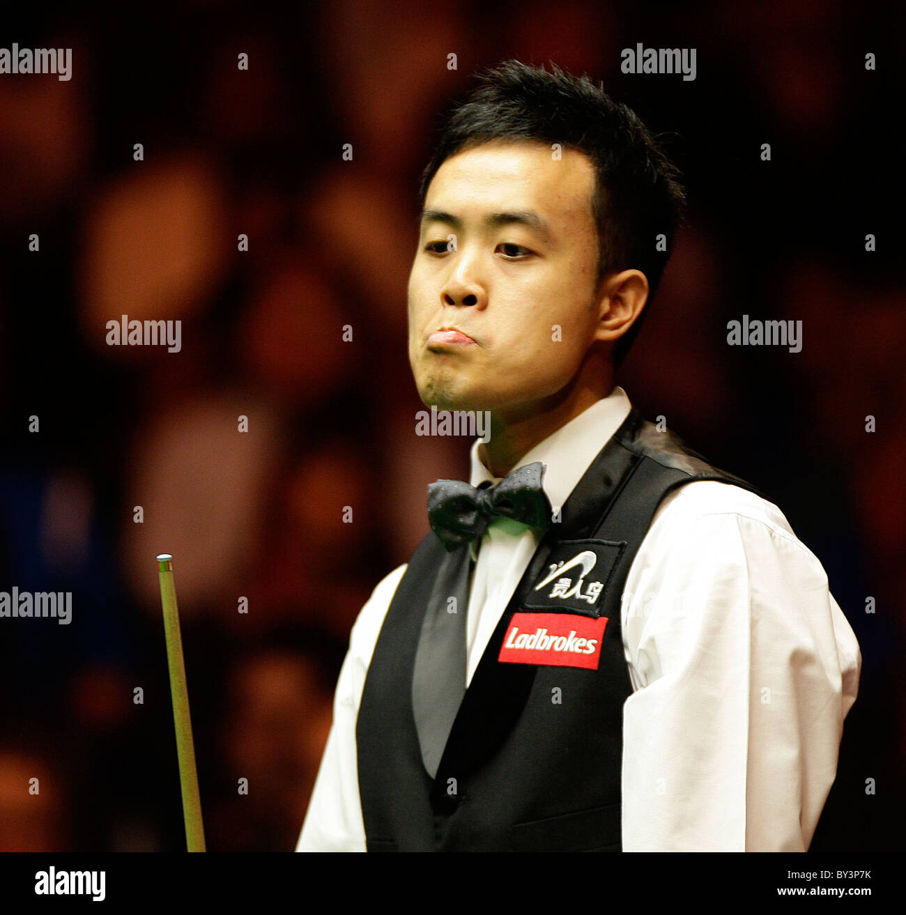 16.01.2011 Marco Fu in Aktion gegen Ding Junhu im Finale der Masters Snooker von der Wembley Arena. Stockfoto