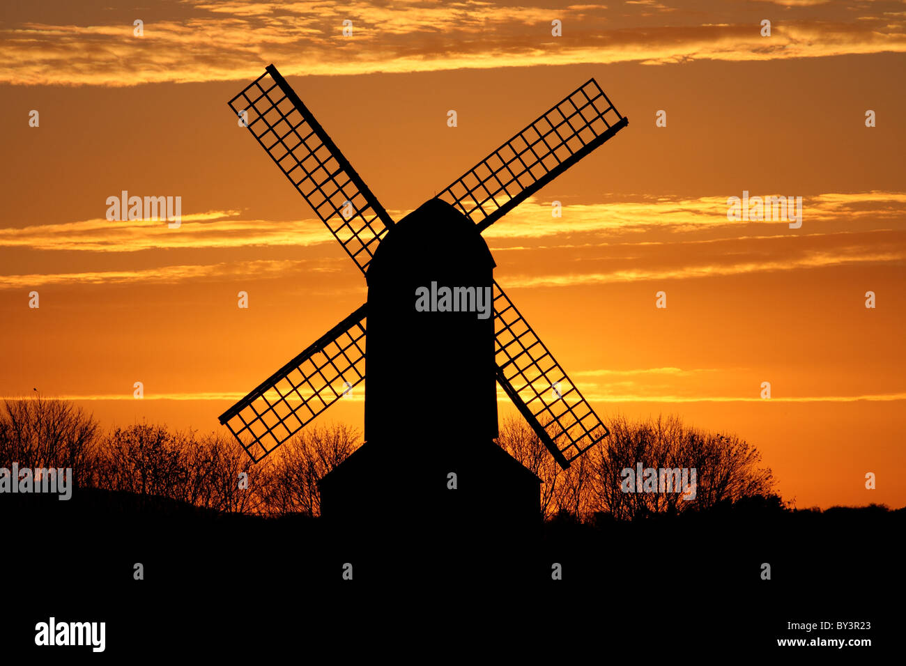Pitstone Mill Windmühle postmill Buckinghamshire Sonnenuntergang silhouette Stockfoto
