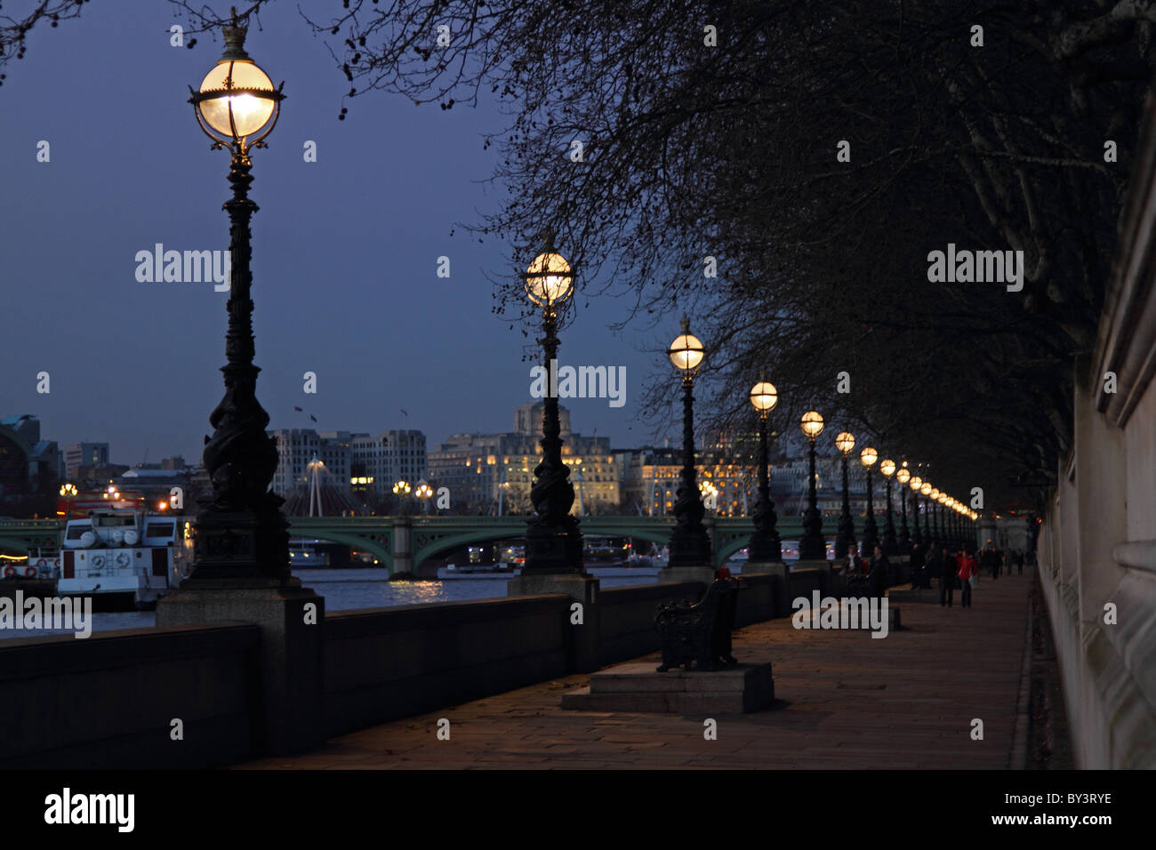 South Bank von Lampe Licht Thames Embankment London Weg Abendspaziergang Stockfoto