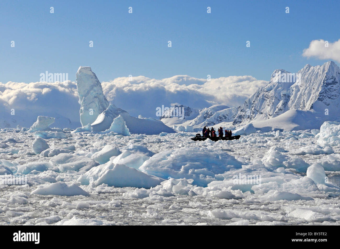 Touristen in ein Zodiac vor Eisbergen in der Paradise Bay, antarktische Halbinsel, Antarktis Stockfoto