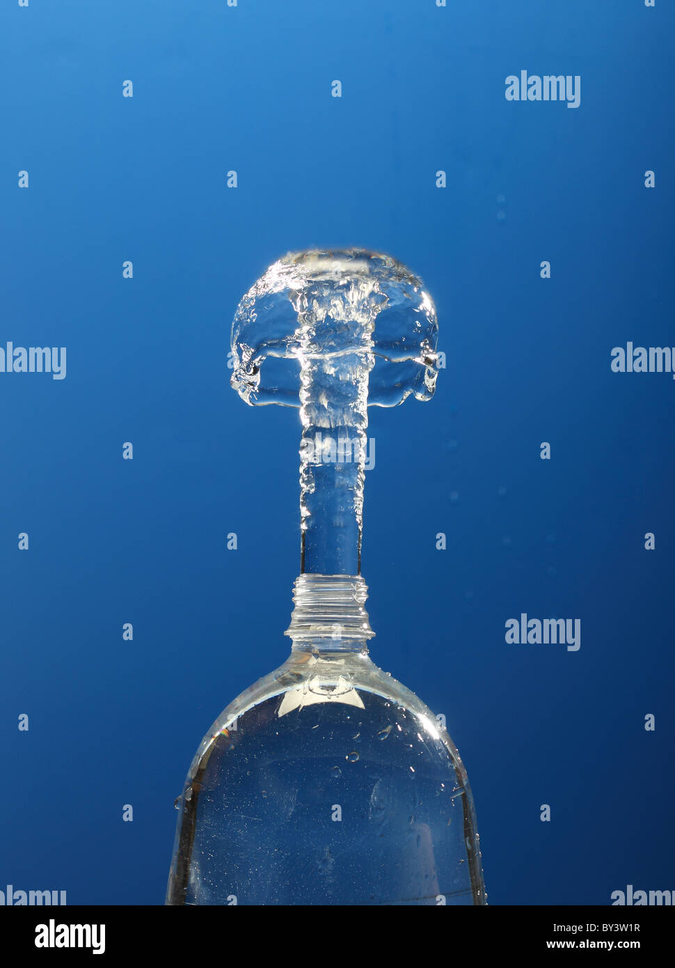 Mineralwasser Flasche Brunnen Stockfoto