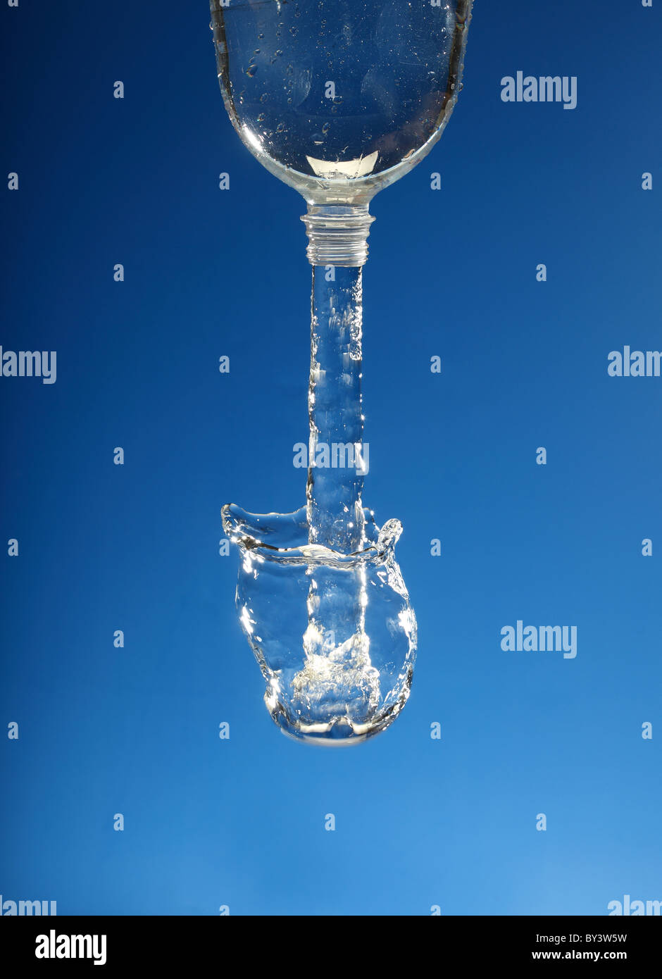 Mineralwasser Flasche Brunnen Stockfoto
