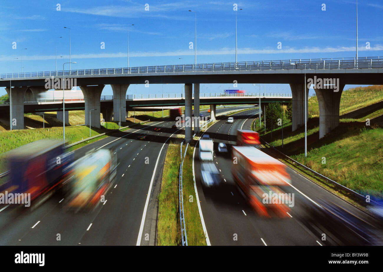 Verkehr mit Geschwindigkeit an Holmfield Kreuzung zwischen der A1/M1 und M62 Autobahn Leeds Yorkshire uk Stockfoto