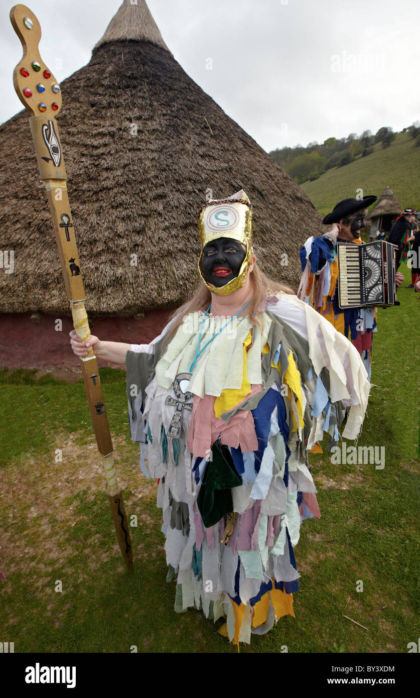 Menschen verkleidet als heidnische Krieger die Verbrennung des Weidenmanns Butser Farm Sussex UK Stockfoto