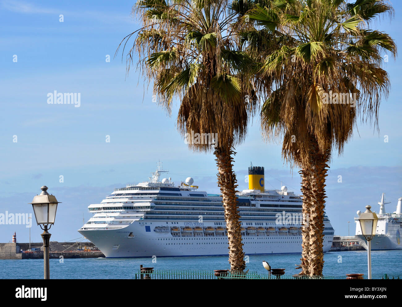 Madeira, Portugal, Stadt, Funchal, Kreuzfahrtschiff, mehrere Kreuzfahrtschiffe im Hafen, Stadt und Insel Madeira, Portugal, Funchal, Kreuzfahrt Stockfoto