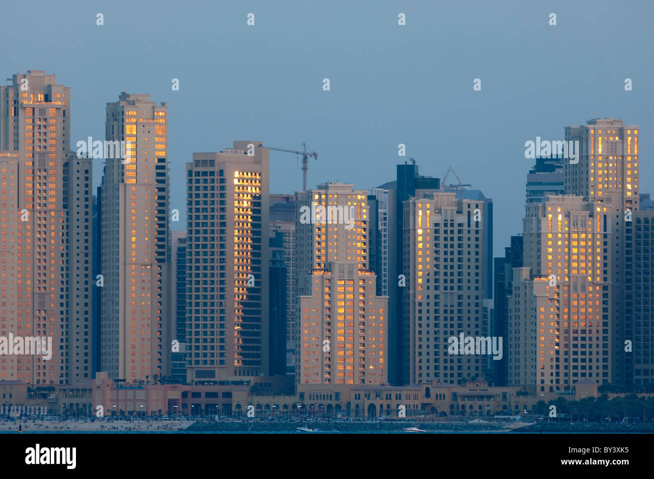 Sonnenuntergang spiegelt der Hochhäuser an Dubais Küste. Stockfoto