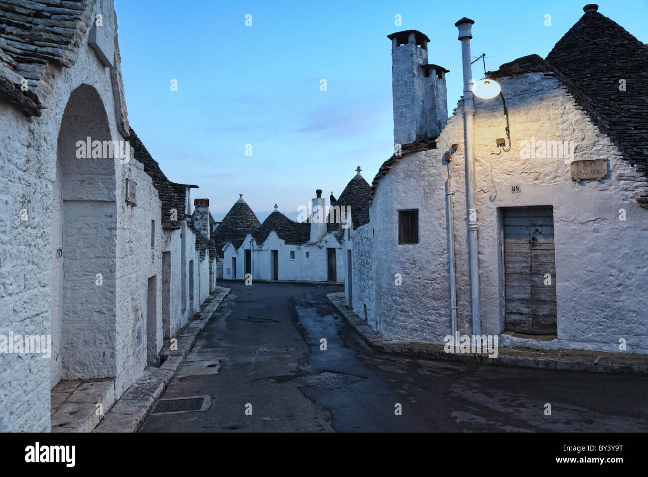 Nachtansicht des berühmten italienischen Stadt Alberobello trulli Stockfoto