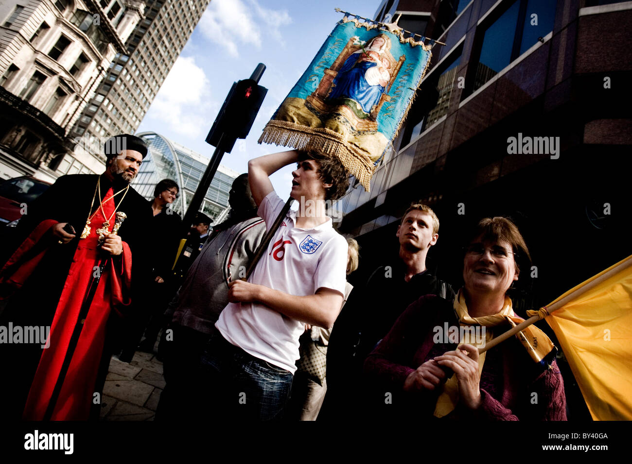 Der Papst in London. Papst Benedict XVI. Joseph Aloisius Ratzinger geboren. Menschen aus der ganzen Welt versucht, einen Blick zu fangen. Stockfoto