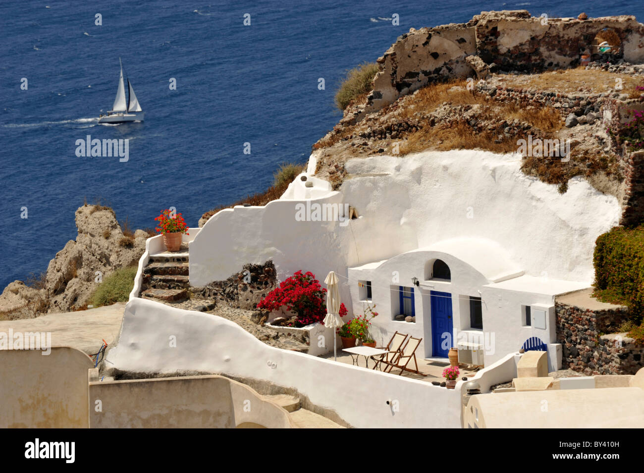 Haus gebaut in der Klippe mit Blick auf die Caldera auf der griechischen Insel Santorin in der Ägäis Stockfoto
