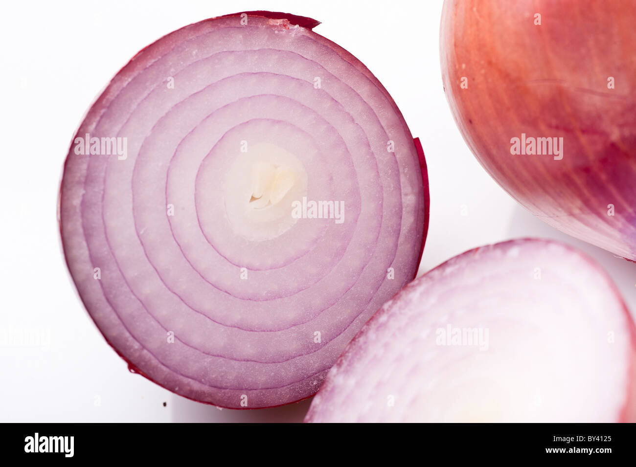 Schnitt und ganz lila (rot) Zwiebel auf weißem Hintergrund Stockfoto
