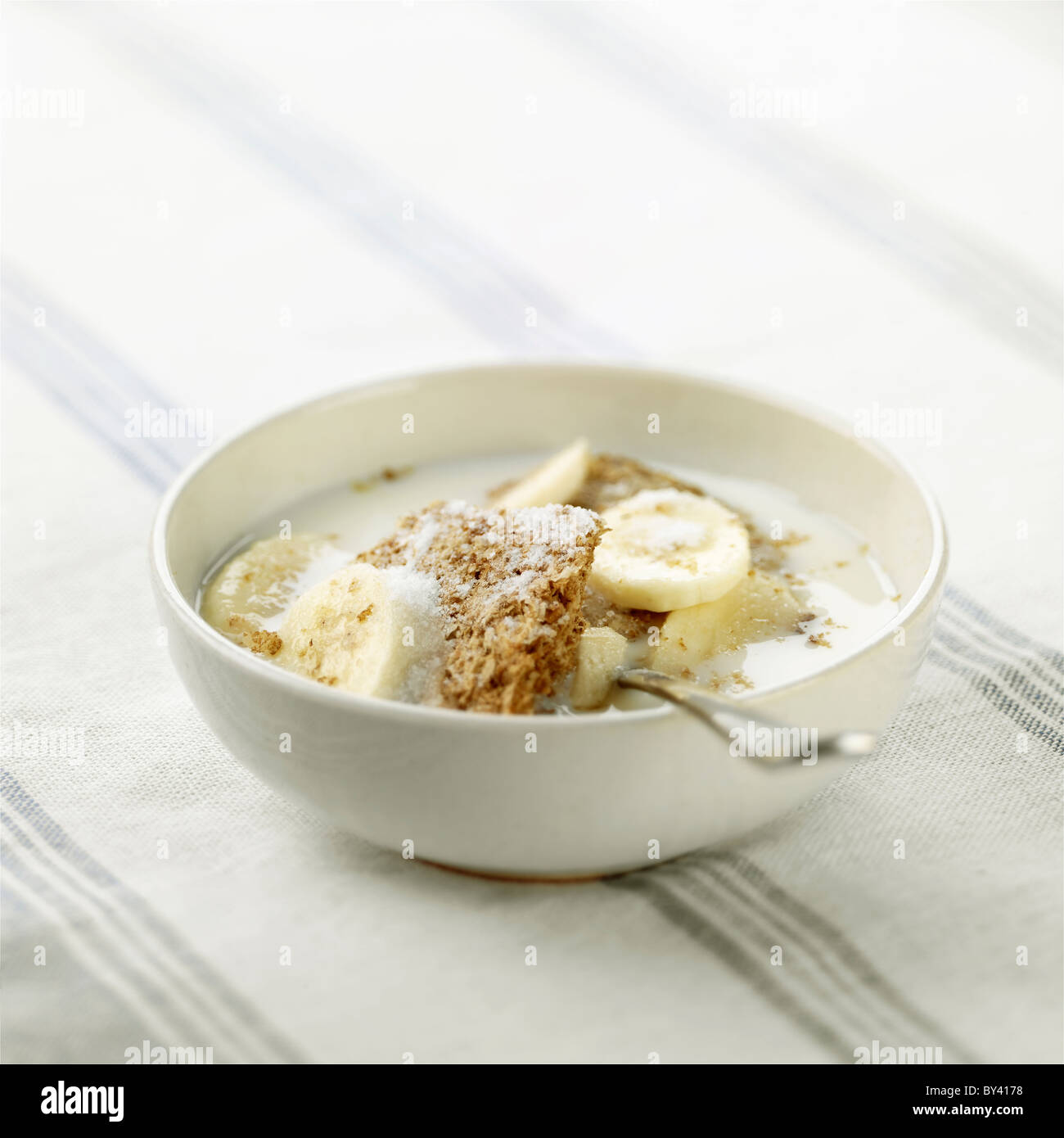 Weetabix mit Bananen Stockfoto