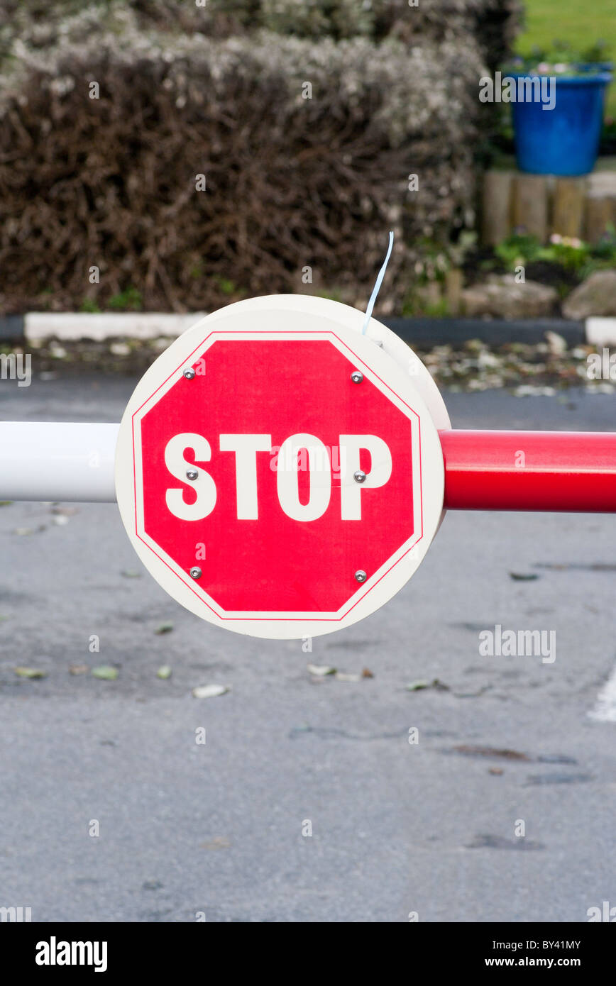 Rote Stoppschild auf ein Hindernis Stockfoto
