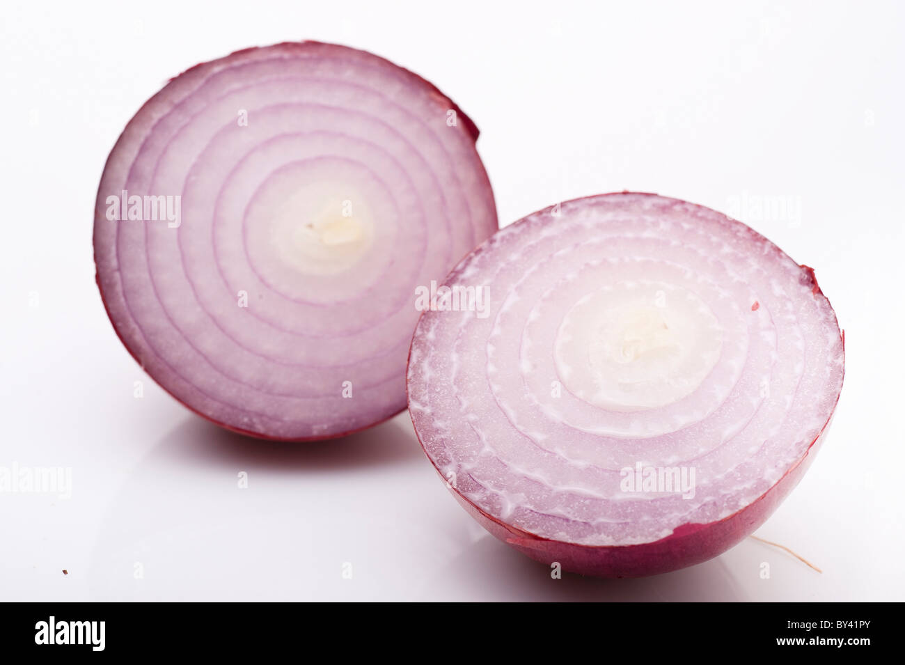 Schneiden Sie lila (roten) Zwiebel, auf weißem Hintergrund Stockfoto