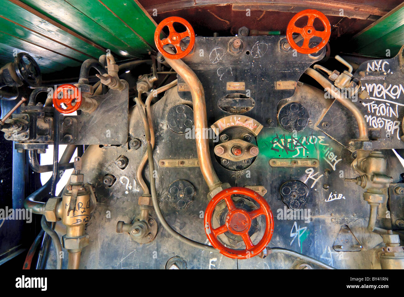 Alten Dampf-Zug-Manometer und Kontrollen in Griechenland Stockfoto