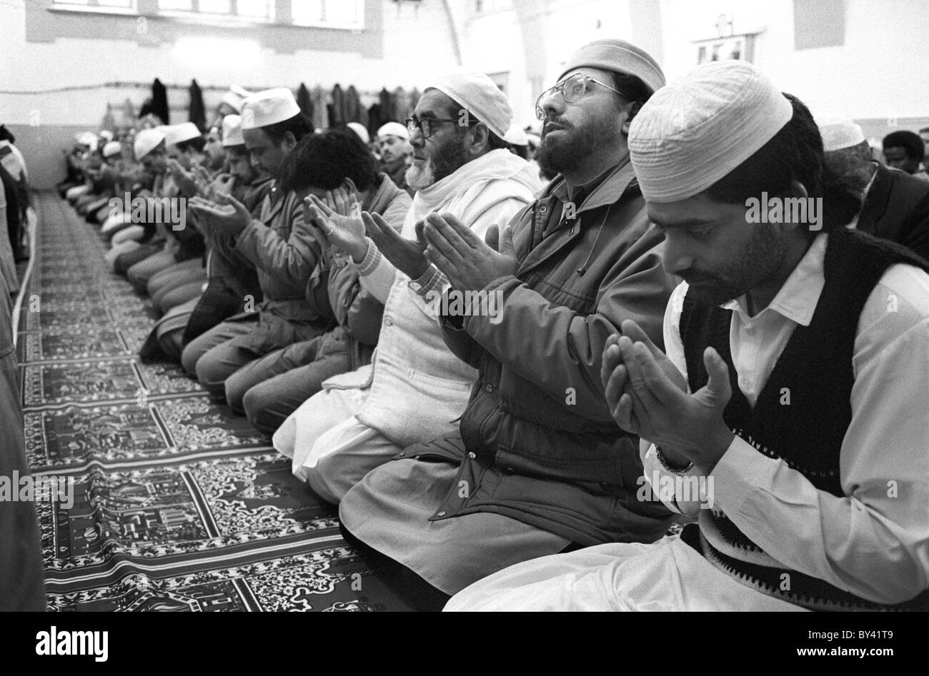 Moslemische Männer beten in einer Moschee in Bradford Stockfoto