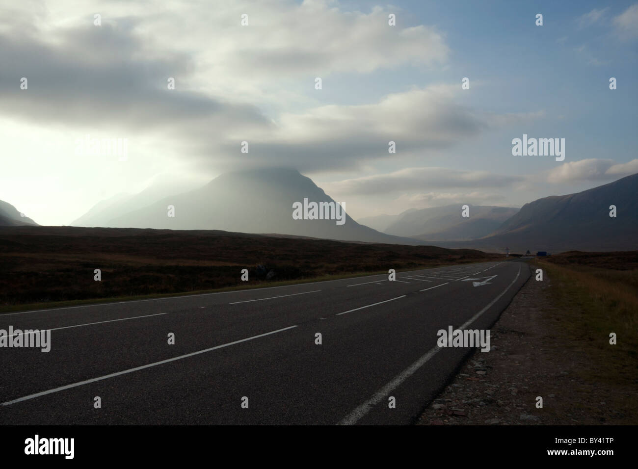 Eine dramatische Szene der A82 Straße in den Highlands von Schottland, in Richtung Glen Coe. Stockfoto