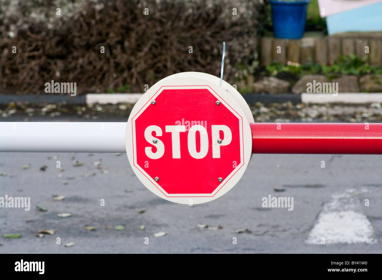 Rote Stoppschild auf ein Hindernis Stockfoto