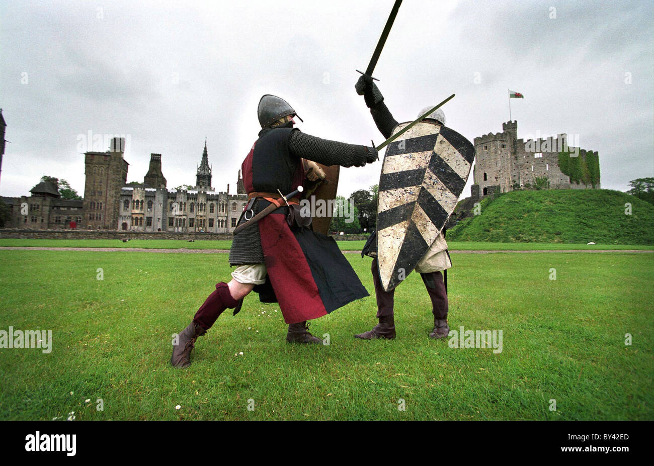 Norman Soldat Schwertkampf, Cardiff Castle. Stockfoto