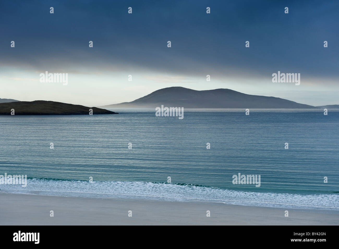 Blick über ruhige See vom Luskentyre Strand, Isle of Harris, äußeren Hebriden, Schottland Stockfoto