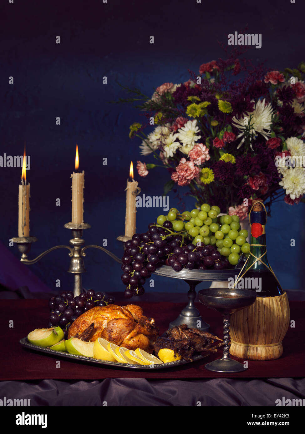 Künstlerische Essen Stilleben Festmahl auf einem Tisch Stockfoto