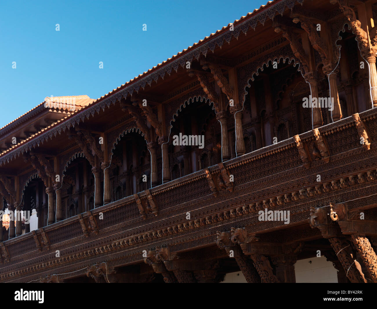 Ein Balkon aus Holz Haveli, ein Kulturkomplex Swaminarayan Mandir, mit Holzschnitzereien. Hindu-Tempel Stockfoto