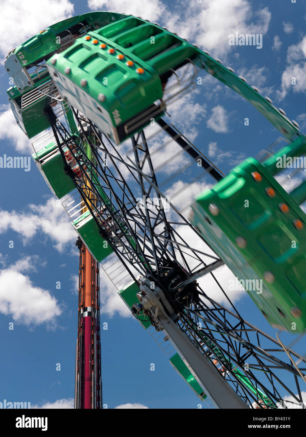 Nacht Stuten thrill Ride in Kanadas Wunderland Freizeitpark. Vaughan, Ontario, Kanada. Stockfoto