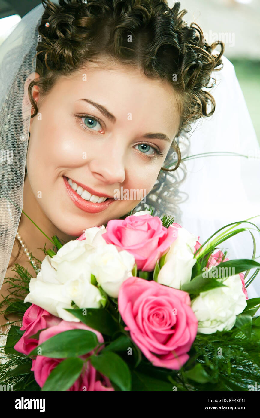 Porträt von hübschen jungen Braut Blick in die Kamera Lächeln Stockfoto