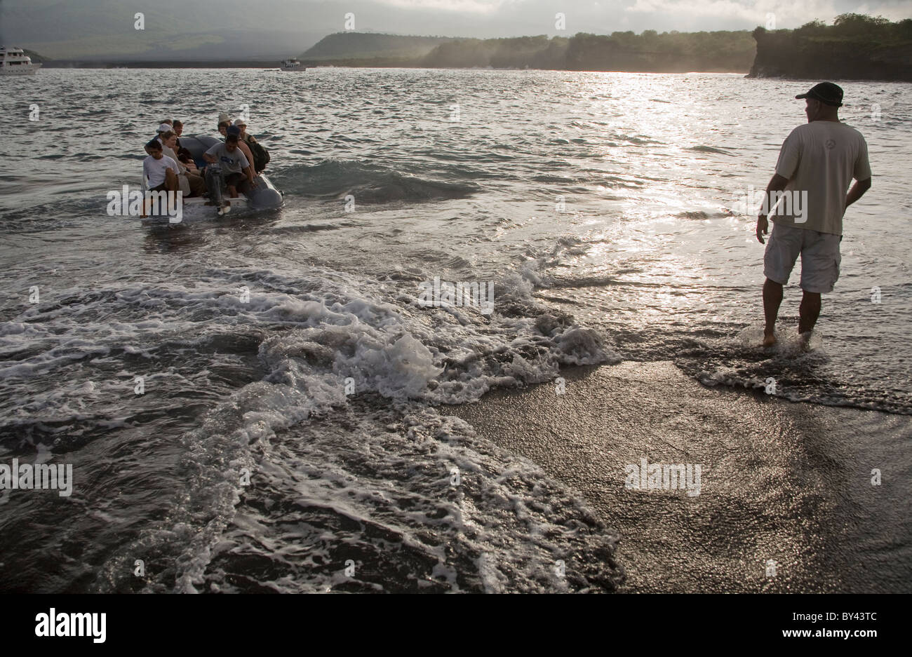 Nasse Landung mit aufblasbaren Schlauchboot an sandigen Küste Ecuador Galapagos Insel Santiago Stockfoto