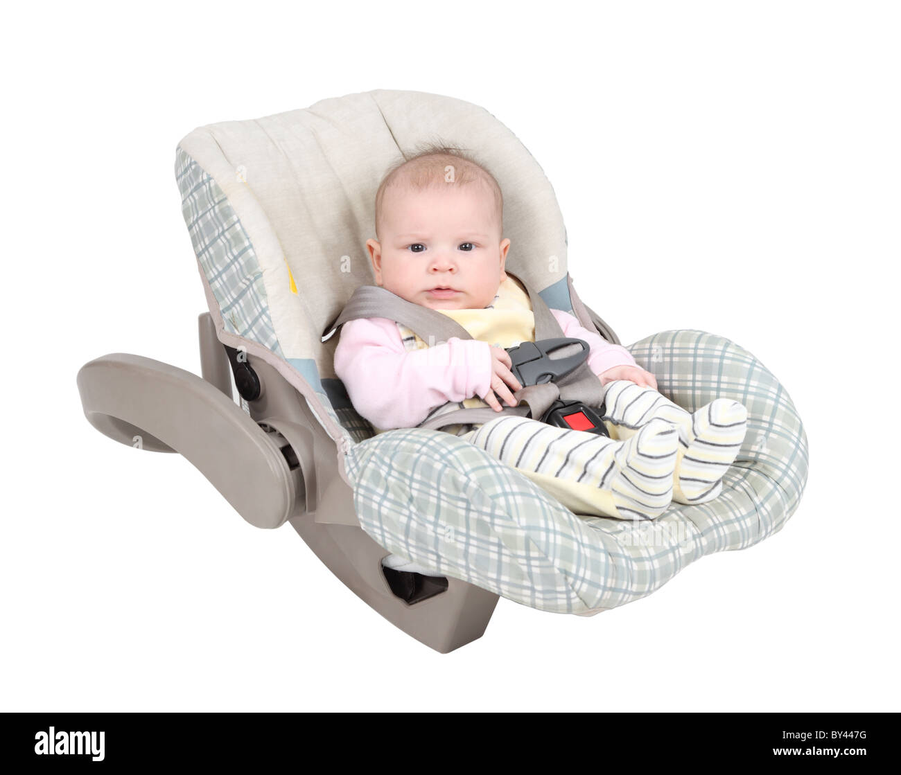 Baby im Auto Kindersitz isoliert auf weißem Hintergrund Stockfoto