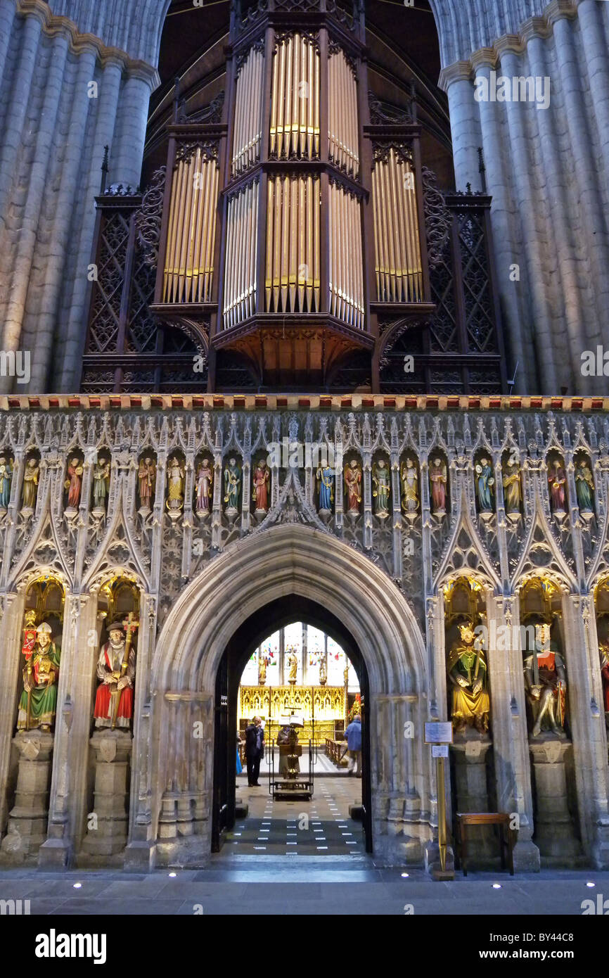Mittelalterliche Chor Bildschirm und Orgel Ripon Kathedrale, Yorkshire Stockfoto
