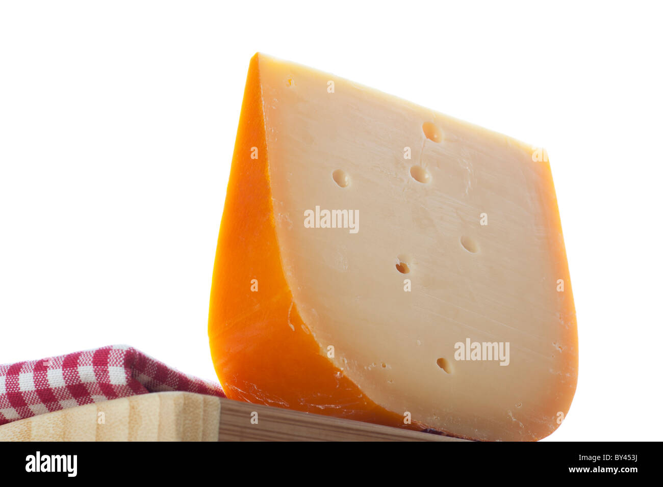 Keil des holländischen Käse am Brett Form geringer Schnittwinkel Stockfoto