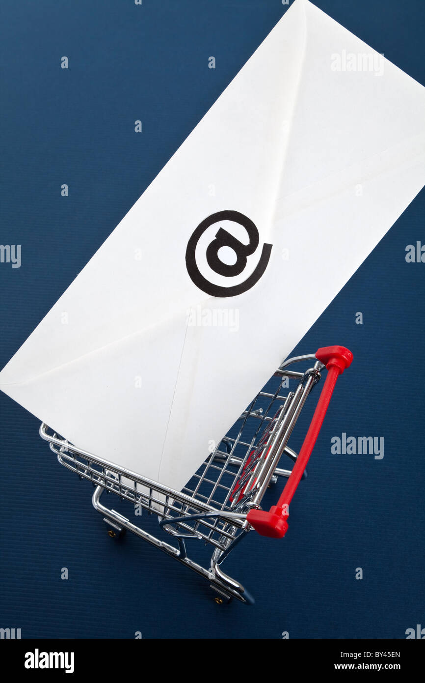 E-Mail und Einkaufswagen, Konzept des Online-business Stockfoto