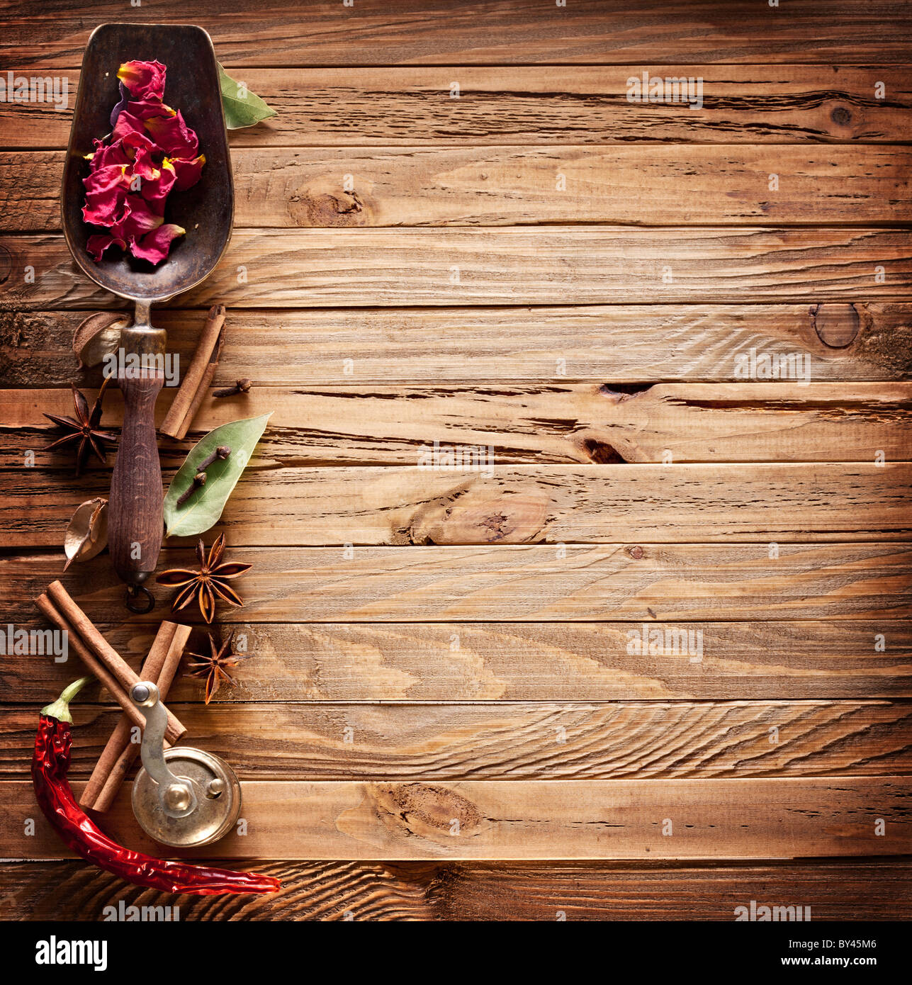 Bildstruktur von alten Holzbrettern mit Küche Gewürze. Stockfoto