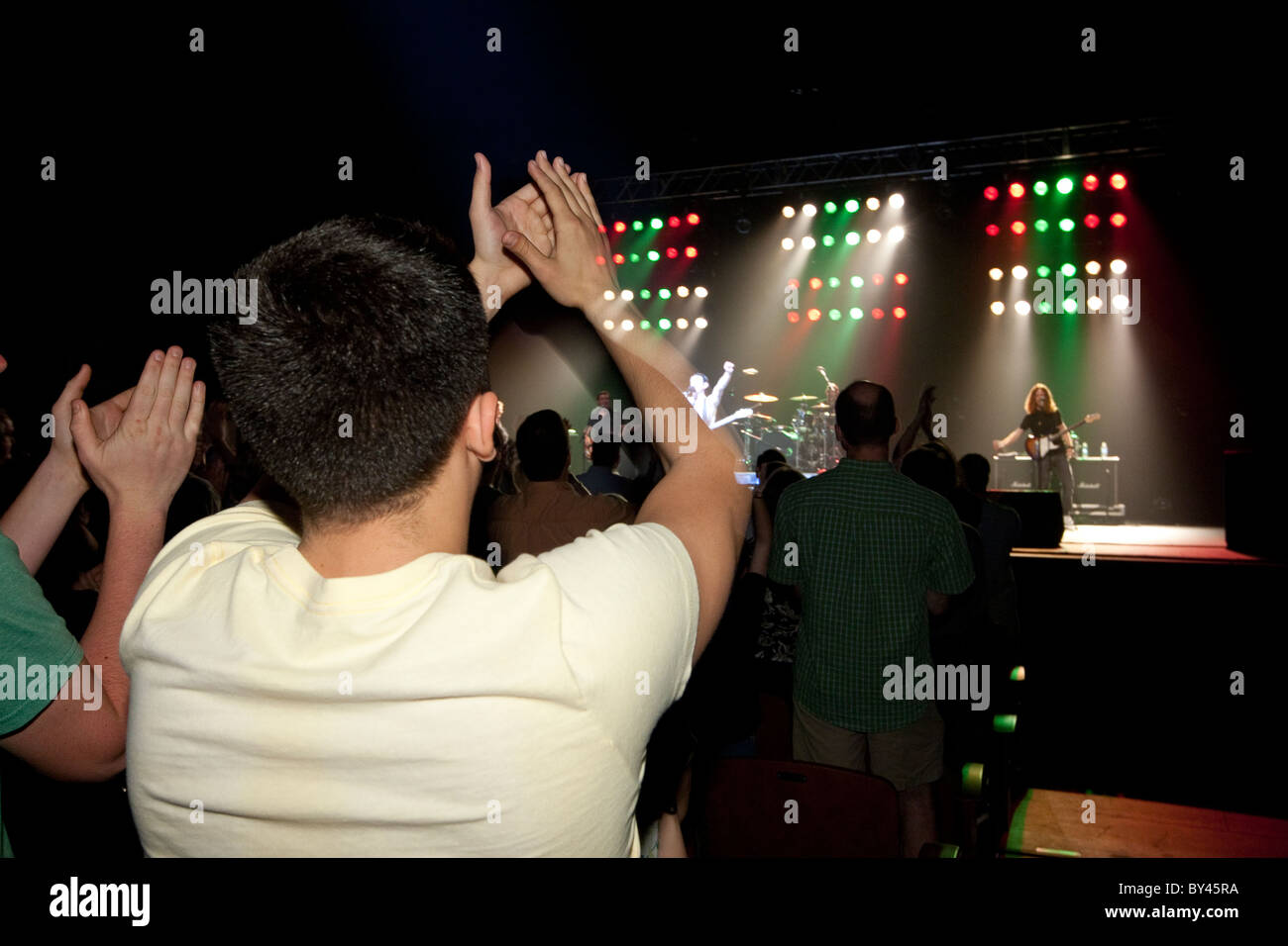 Fans stehen und Donnerschlag vor der Bühne bei Rock ' n ' Roll Konzert als Band spielt an der Long-Center in Austin Stockfoto