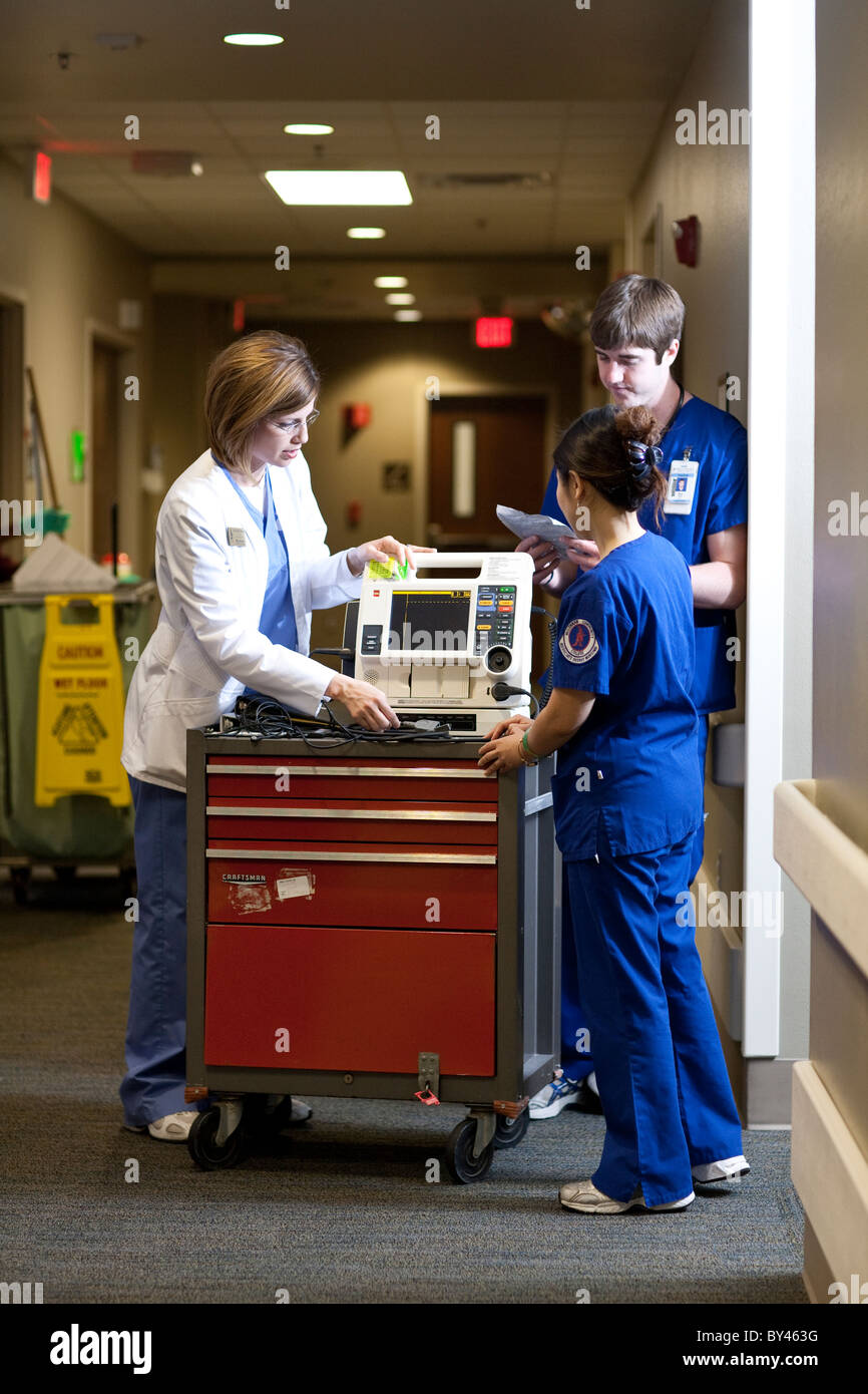 Krankenschwester-Instruktor veranschaulicht die Krankenpflegeschüler medizinische Diagnosegeräte im Flur am Lehrkrankenhaus in Waco Texas verwenden Stockfoto