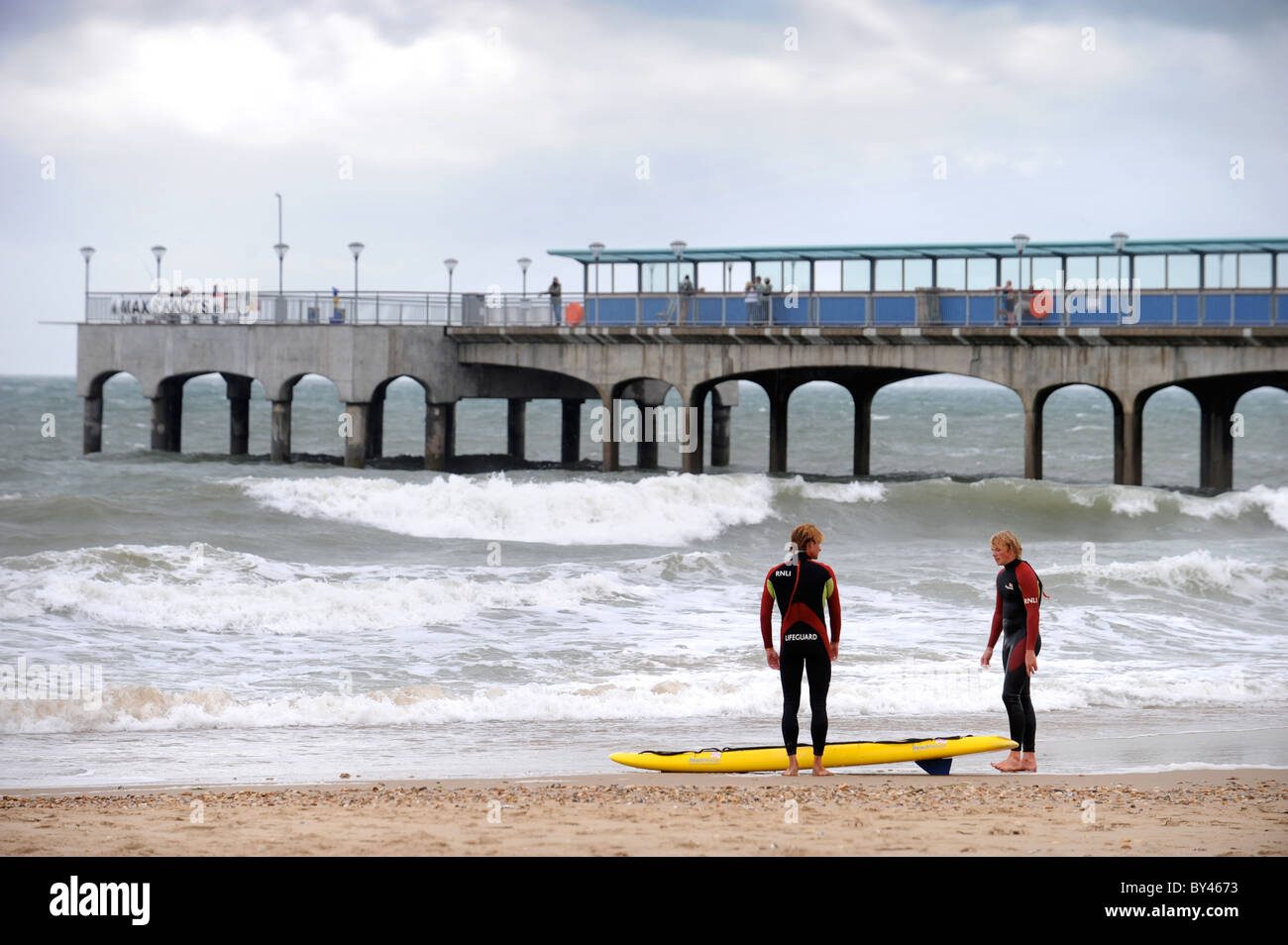 Rettungsschwimmer in Boscombe in der Nähe von Bournemouth, wo eine künstliche Surf-Riff UK erstellt wurde Stockfoto