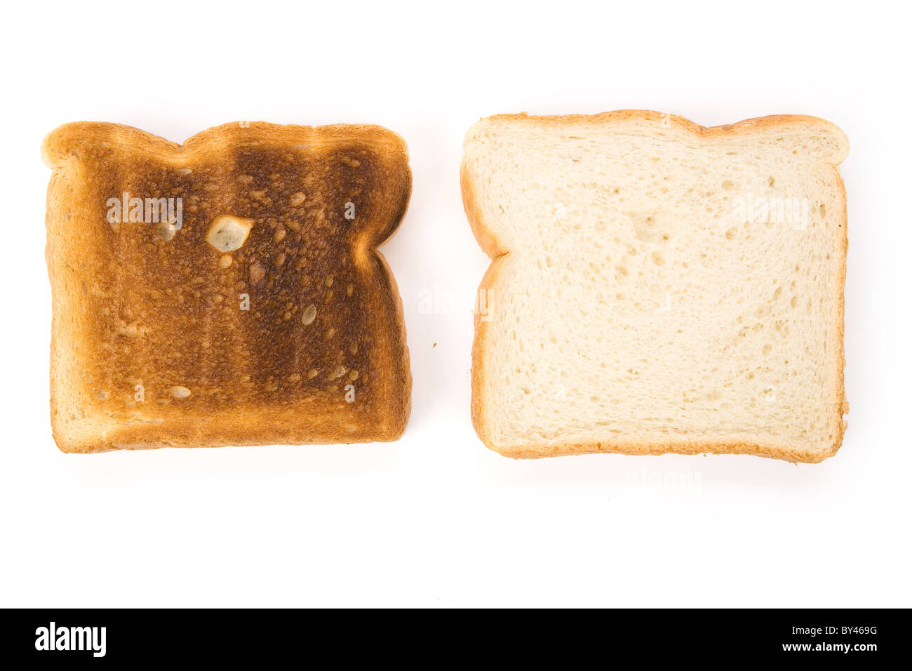 ein geröstetes Brot Scheibe mit weißem Hintergrund Stockfoto