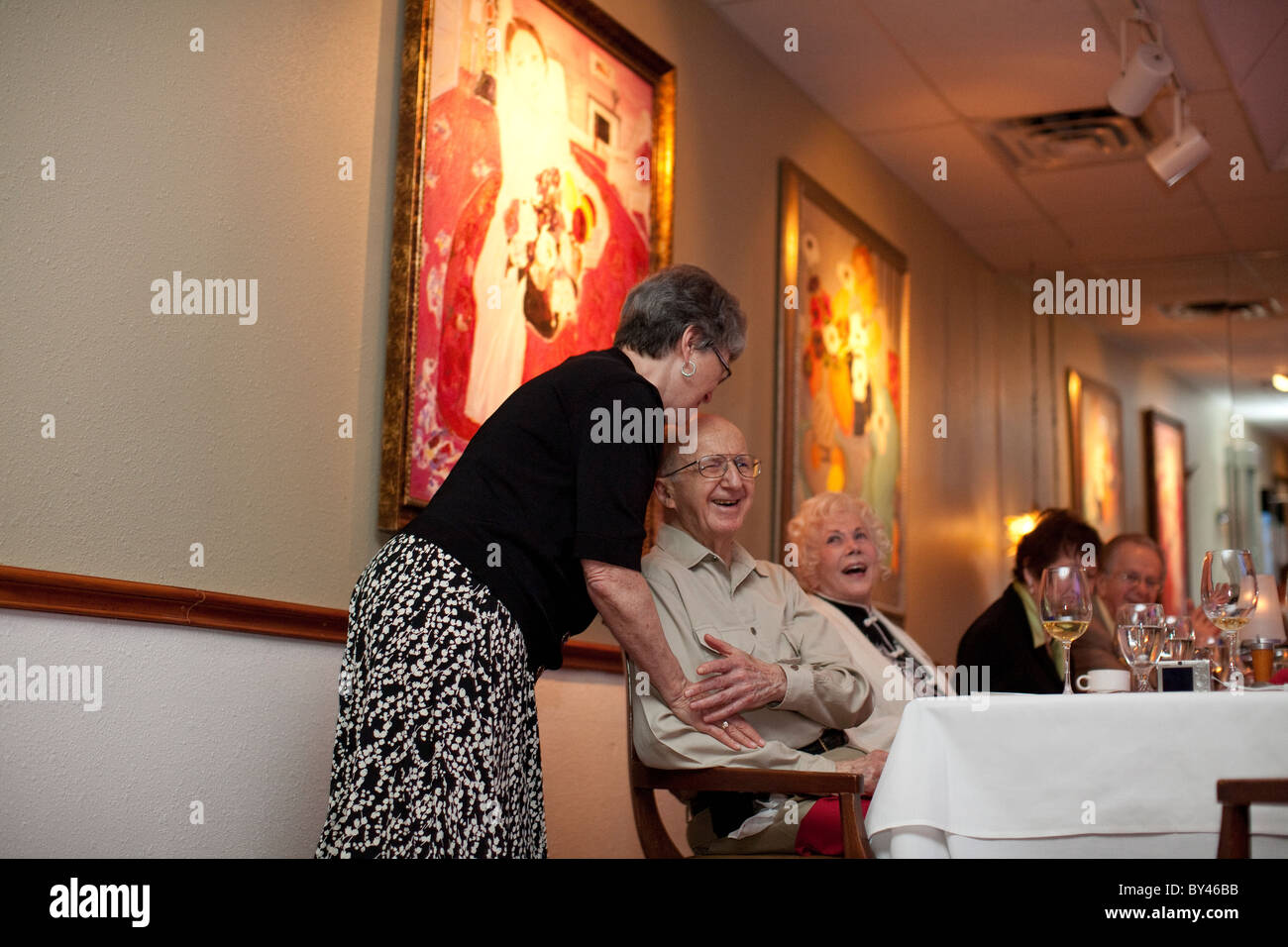 65-j hrige Anglo Frau gratuliert ihr Vater während seines 90. Geburtstags-Party in einem Restaurant in Austin Texas USA Stockfoto