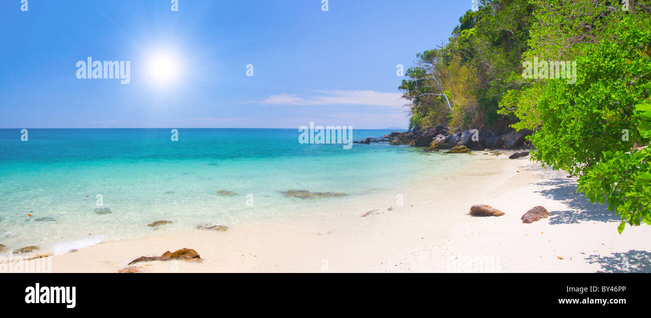 schöner Strand mit weißem Sand auf Koh Ngai, Thailand Stockfoto