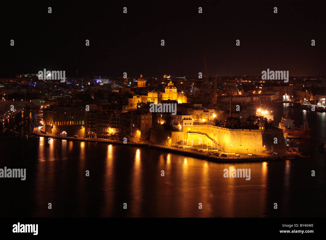 Nachtansicht der Stadt Senglea (L-Isla) im Grand Harbour von Malta, eine mediterrane Reise- und Tourismus-Destination Stockfoto