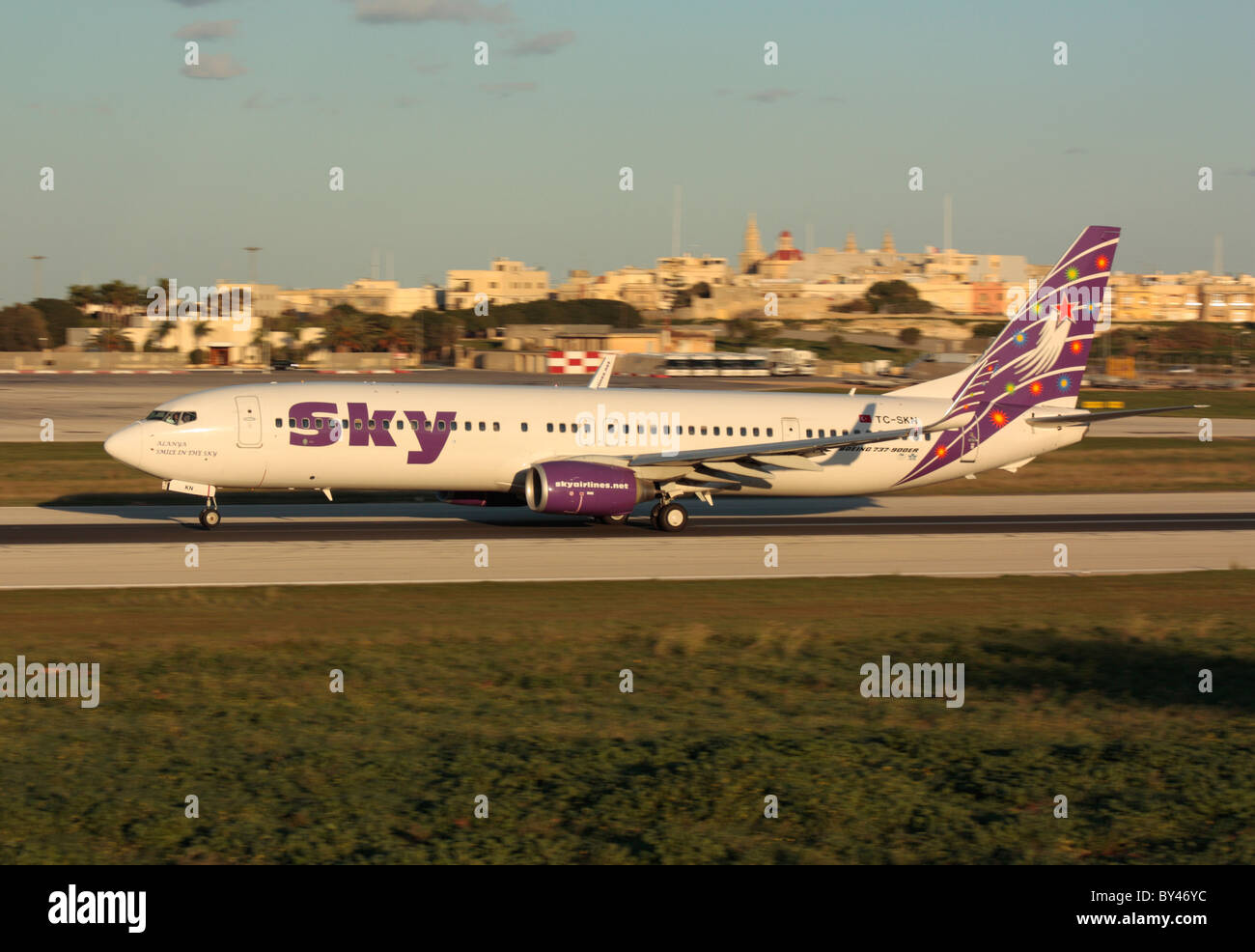 Sky Airlines Boeing 737-900ER Airliner, die aus Malta bei Sonnenuntergang Stockfoto