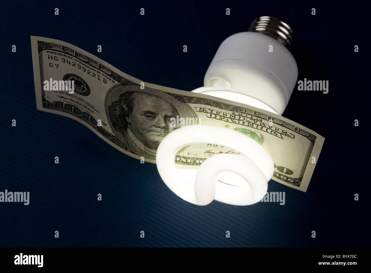 Kompakte Leuchtstoff Glühlampe und Dollar Bungalow bis Stockfoto